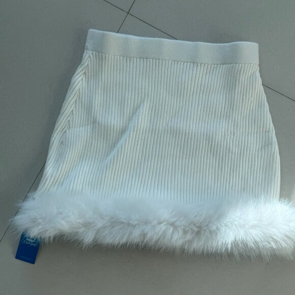 Mini skirt and white blouse - Picture 5 of 8